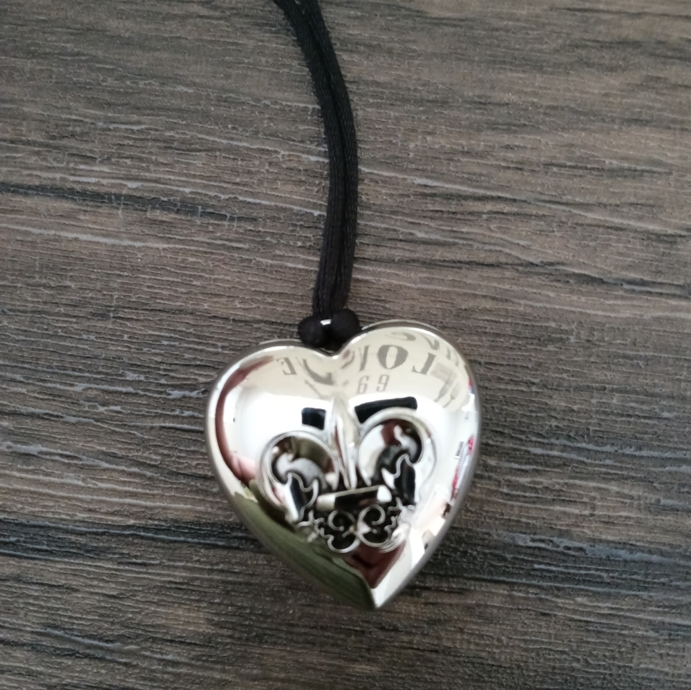 Outspoken by Fergie Pendant - Picture 2 of 6